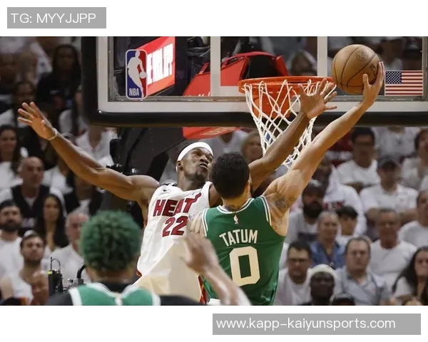 女主持调侃皮尔斯网友热议扑倒事件皮尔斯回应我们是搭档我有女友