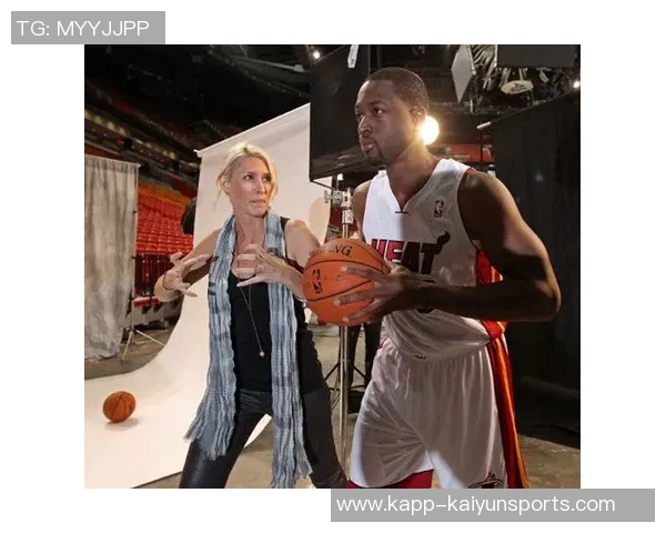 韦德谈新赛季媒体日：球员们穿新衣拍照交流感受乐趣